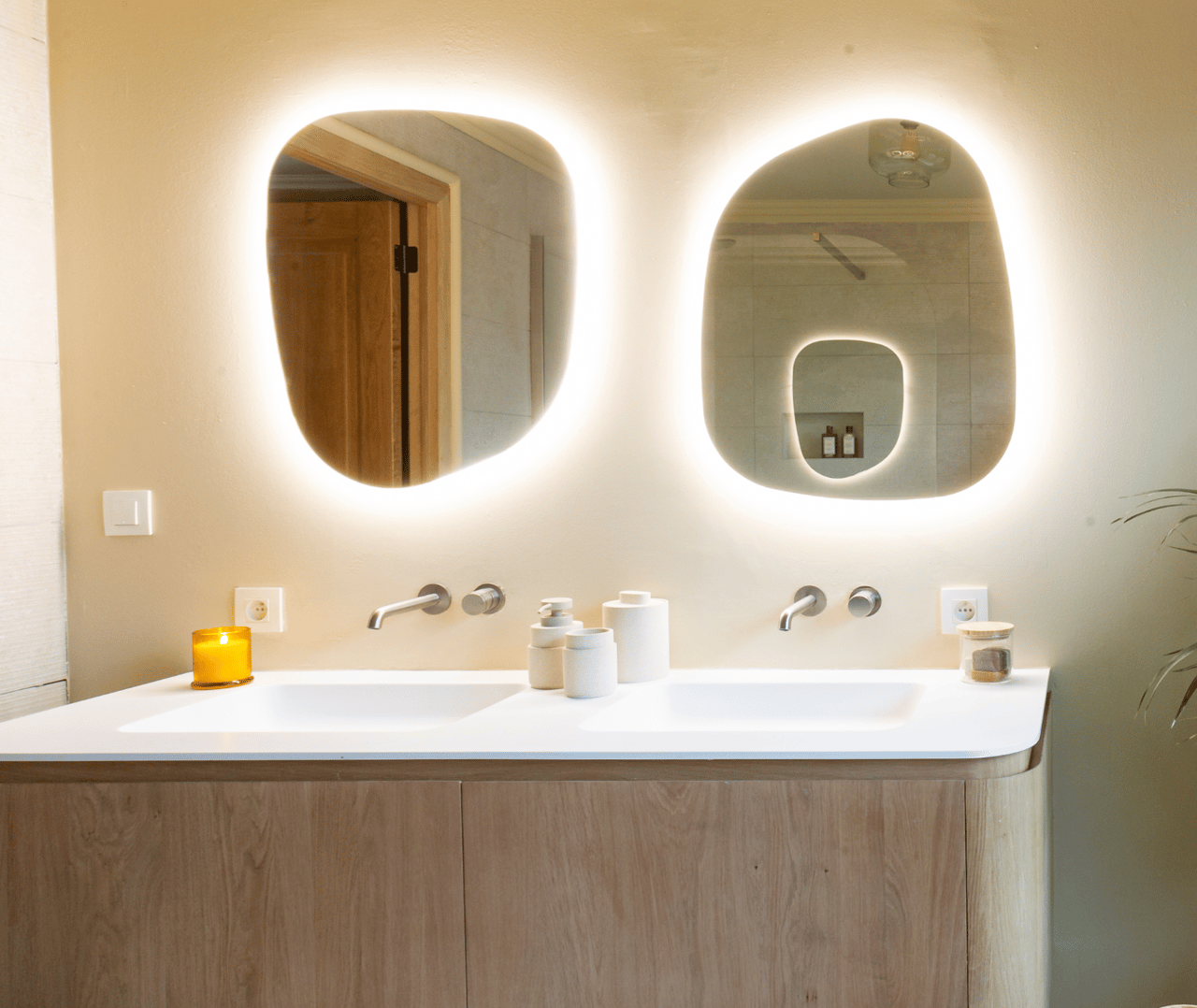 Badezimmerspiegel mit anpassbarer Lichtintensität